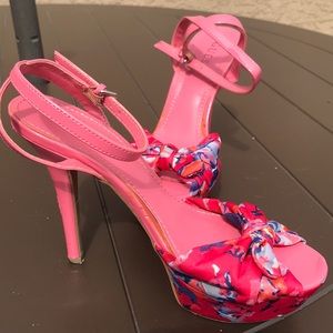 2/60$ Guess 👠 super cute and comfortable